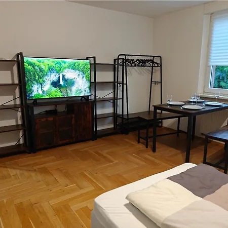 2br Apartment, Parking, Wi-fi, Tv In Karow * ברלין